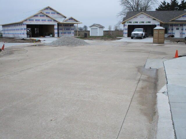 808 N BARELA CIR, Centralia, MO 65240