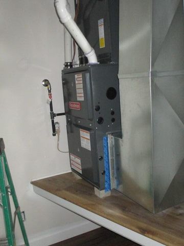 808 N BARELA CIR, Centralia, MO 65240