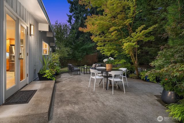 909 110th Avenue SE, Bellevue, WA 98004