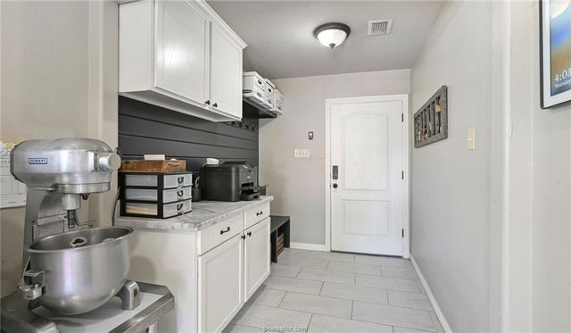 1108 Honeysuckle Ln, Caldwell, TX 77836