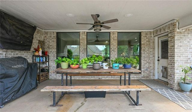 1108 Honeysuckle Ln, Caldwell, TX 77836