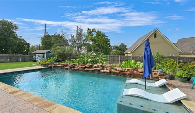 1108 Honeysuckle Ln, Caldwell, TX 77836