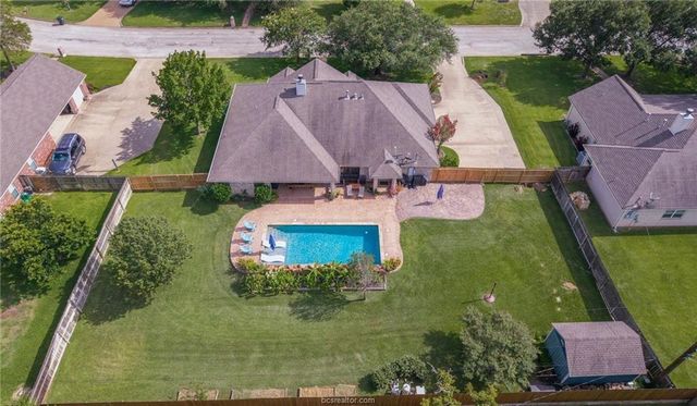 1108 Honeysuckle Ln, Caldwell, TX 77836