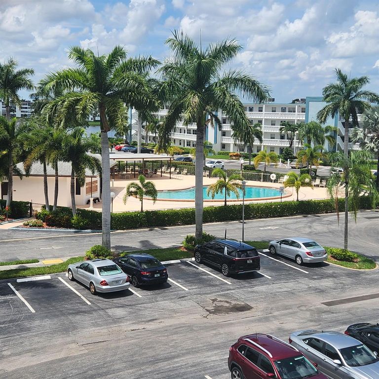 Image 3 of property listing at 2022 Exeter B, Boca Raton, FL 33434