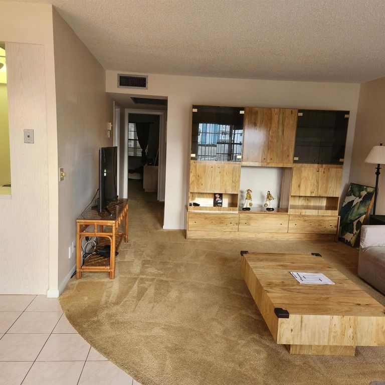 Image 5 of property listing at 2022 Exeter B, Boca Raton, FL 33434
