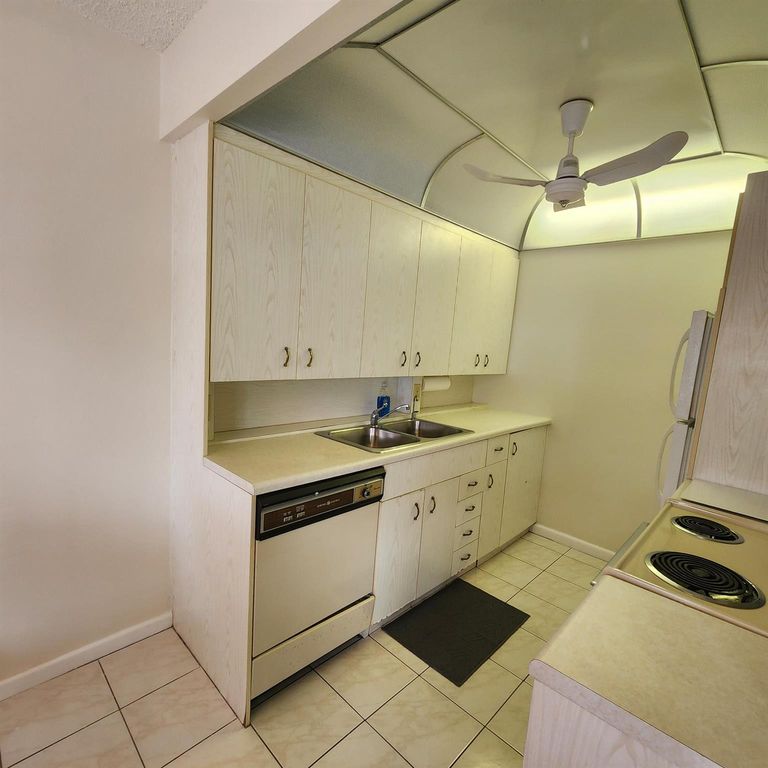 Image 6 of property listing at 2022 Exeter B, Boca Raton, FL 33434