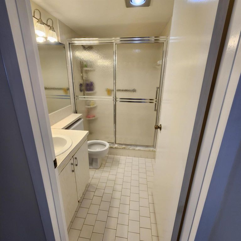 Image 8 of property listing at 2022 Exeter B, Boca Raton, FL 33434