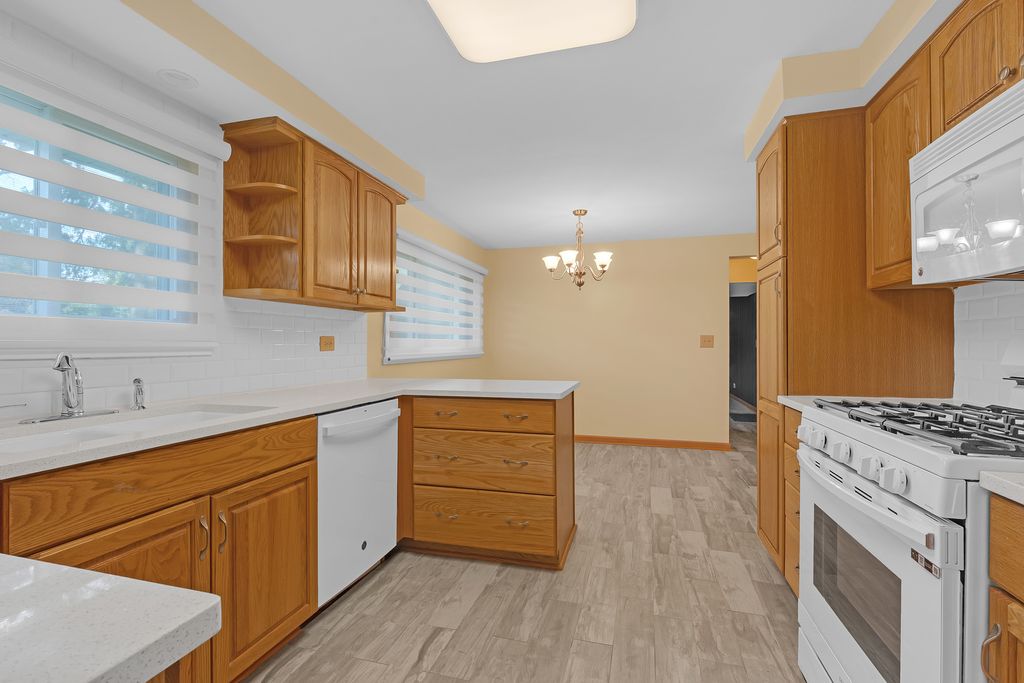 864 PINEHURST Lane, Schaumburg, IL 60193 — photo 4