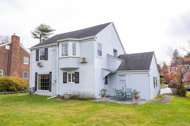 65 Old Mill Road, Manhasset, NY 11030