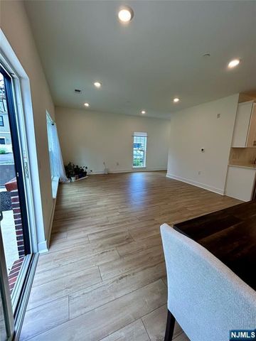 32 Harvest Way, Little Falls, NJ 07424