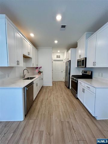 32 Harvest Way, Little Falls, NJ 07424