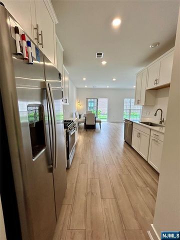 32 Harvest Way, Little Falls, NJ 07424