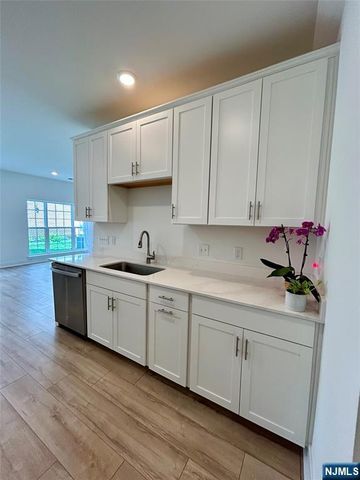 32 Harvest Way, Little Falls, NJ 07424