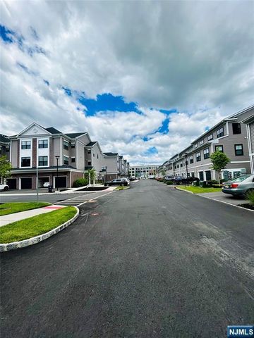 32 Harvest Way, Little Falls, NJ 07424