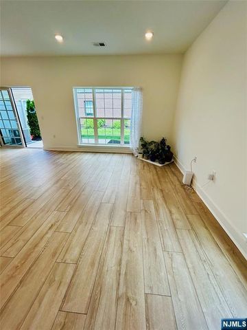 32 Harvest Way, Little Falls, NJ 07424