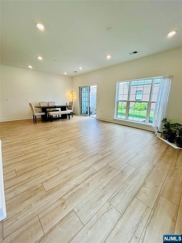 32 Harvest Way, Little Falls, NJ 07424