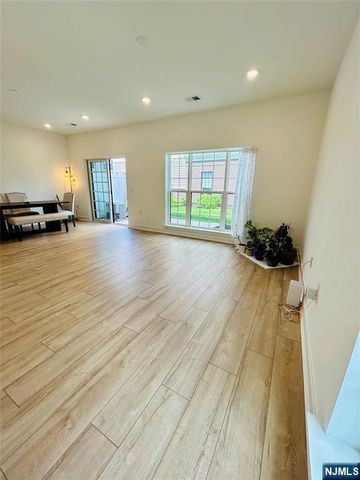 32 Harvest Way, Little Falls, NJ 07424