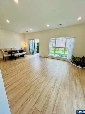 32 Harvest Way, Little Falls, NJ 07424