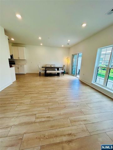 32 Harvest Way, Little Falls, NJ 07424