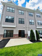 32 Harvest Way, Little Falls, NJ 07424