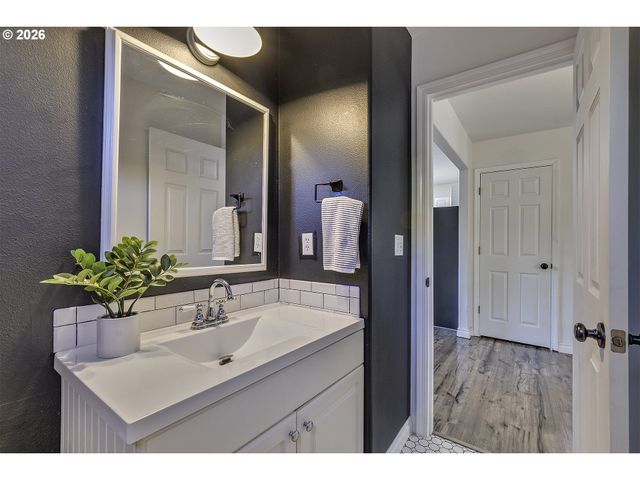 6223 N YALE St, Portland, OR 97203
