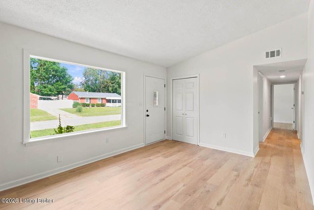 9102 Willowcreek Dr, Louisville, KY 40219