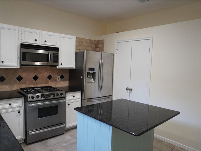 31 N Lakeridge Circle, The Woodlands, TX 77381