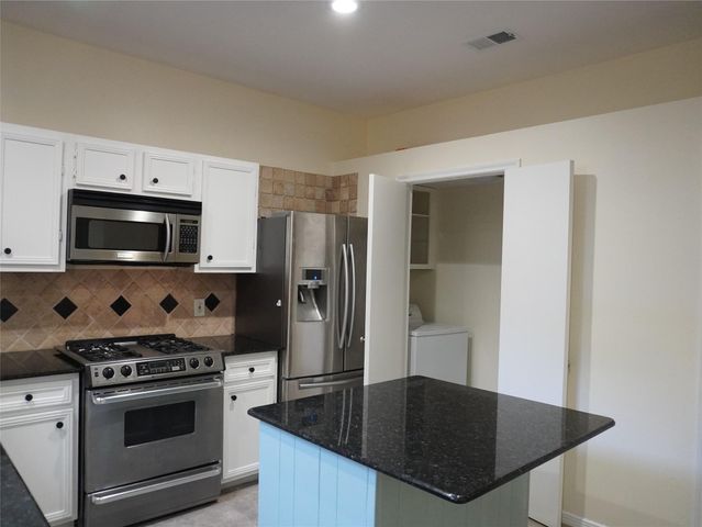 31 N Lakeridge Circle, The Woodlands, TX 77381