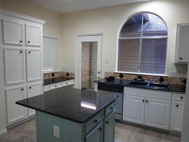 31 N Lakeridge Circle, The Woodlands, TX 77381