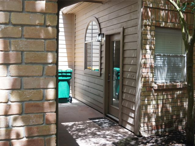 31 N Lakeridge Circle, The Woodlands, TX 77381