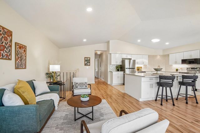 425 Crestview Drive S, Maplewood, MN 55119