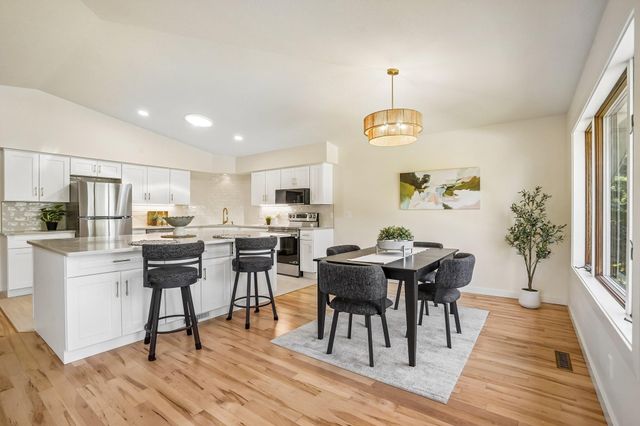 425 Crestview Drive S, Maplewood, MN 55119