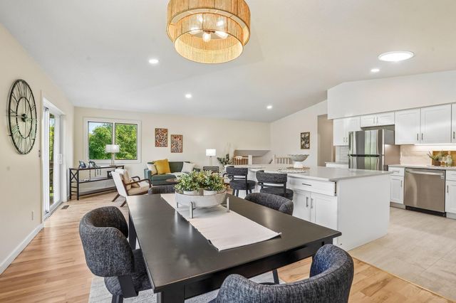 425 Crestview Drive S, Maplewood, MN 55119
