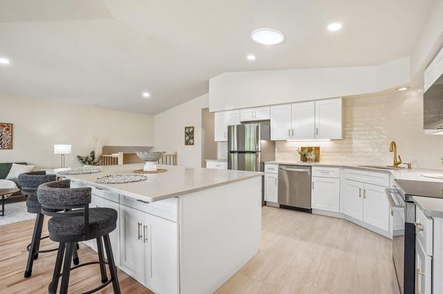 425 Crestview Drive S, Maplewood, MN 55119