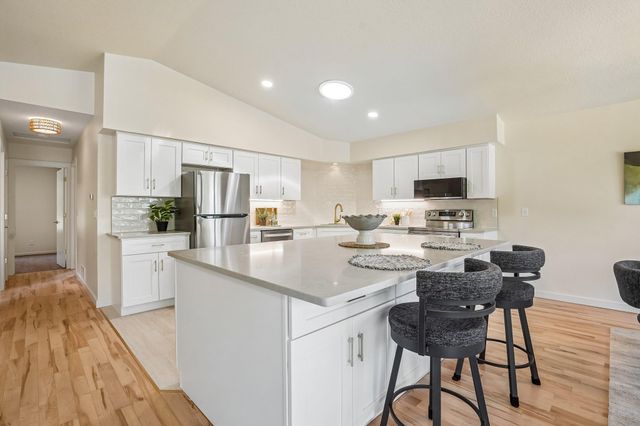 425 Crestview Drive S, Maplewood, MN 55119