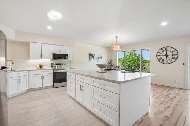 425 Crestview Drive S, Maplewood, MN 55119