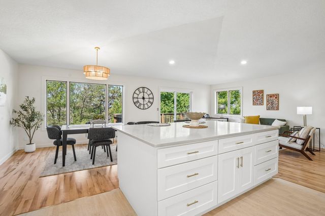 425 Crestview Drive S, Maplewood, MN 55119