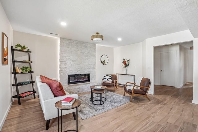 425 Crestview Drive S, Maplewood, MN 55119
