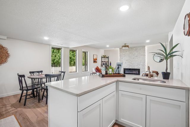 425 Crestview Drive S, Maplewood, MN 55119