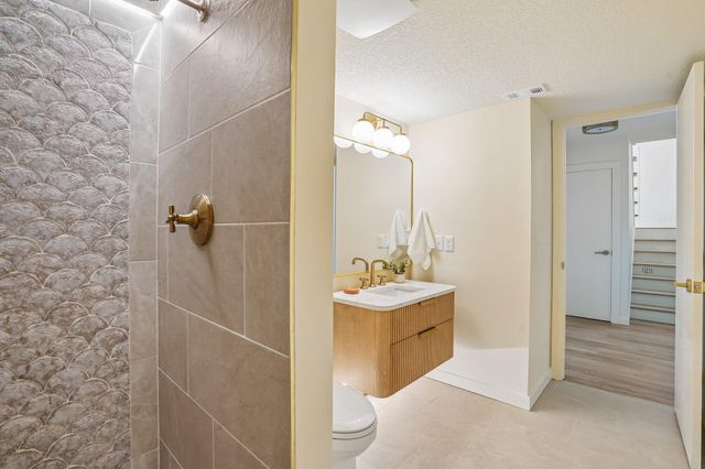 425 Crestview Drive S, Maplewood, MN 55119