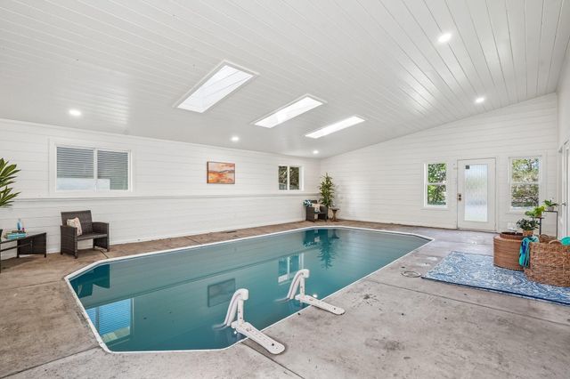 425 Crestview Drive S, Maplewood, MN 55119