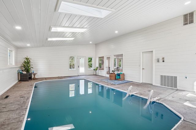 425 Crestview Drive S, Maplewood, MN 55119