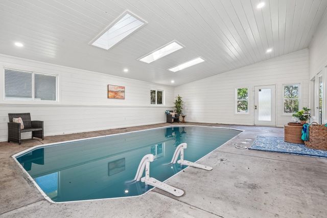 425 Crestview Drive S, Maplewood, MN 55119