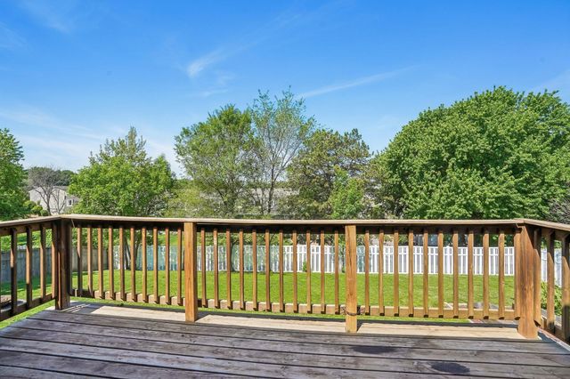 425 Crestview Drive S, Maplewood, MN 55119