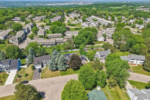 425 Crestview Drive S, Maplewood, MN 55119