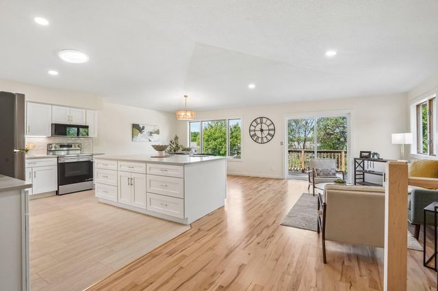 425 Crestview Drive S, Maplewood, MN 55119