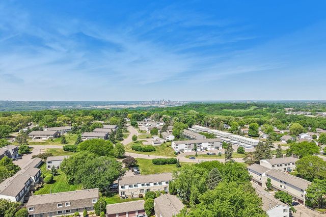 425 Crestview Drive S, Maplewood, MN 55119