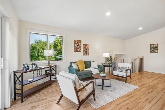 425 Crestview Drive S, Maplewood, MN 55119
