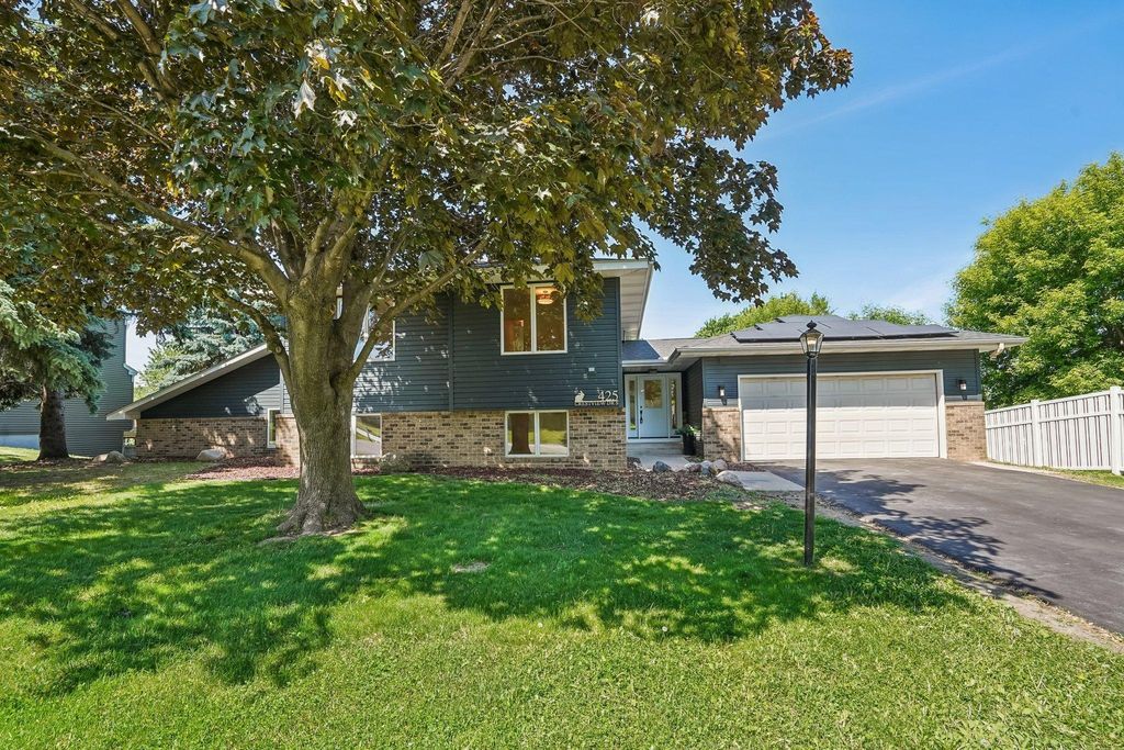 425 Crestview Drive S, Maplewood, MN 55119