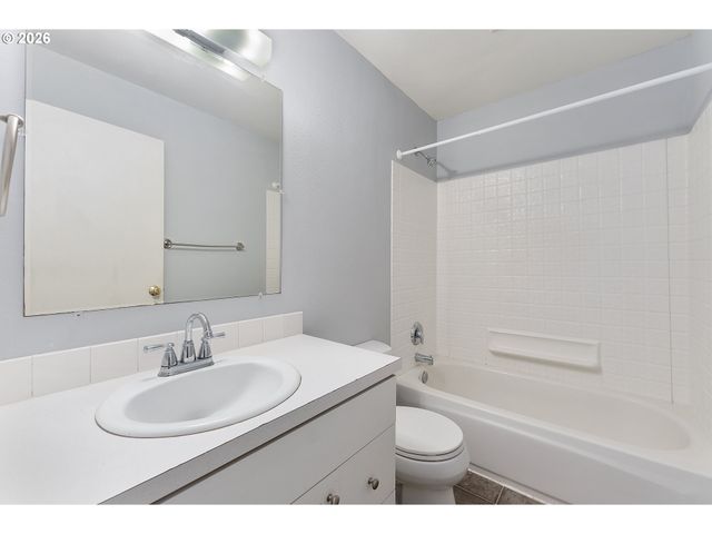 1040 Columbia Ridge Dr 2, Vancouver, WA 98664